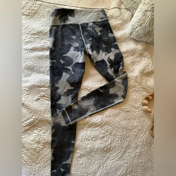 Lululemon Grey Camo Leggings, MSRP $98, size 6 - Picture 4 of 6